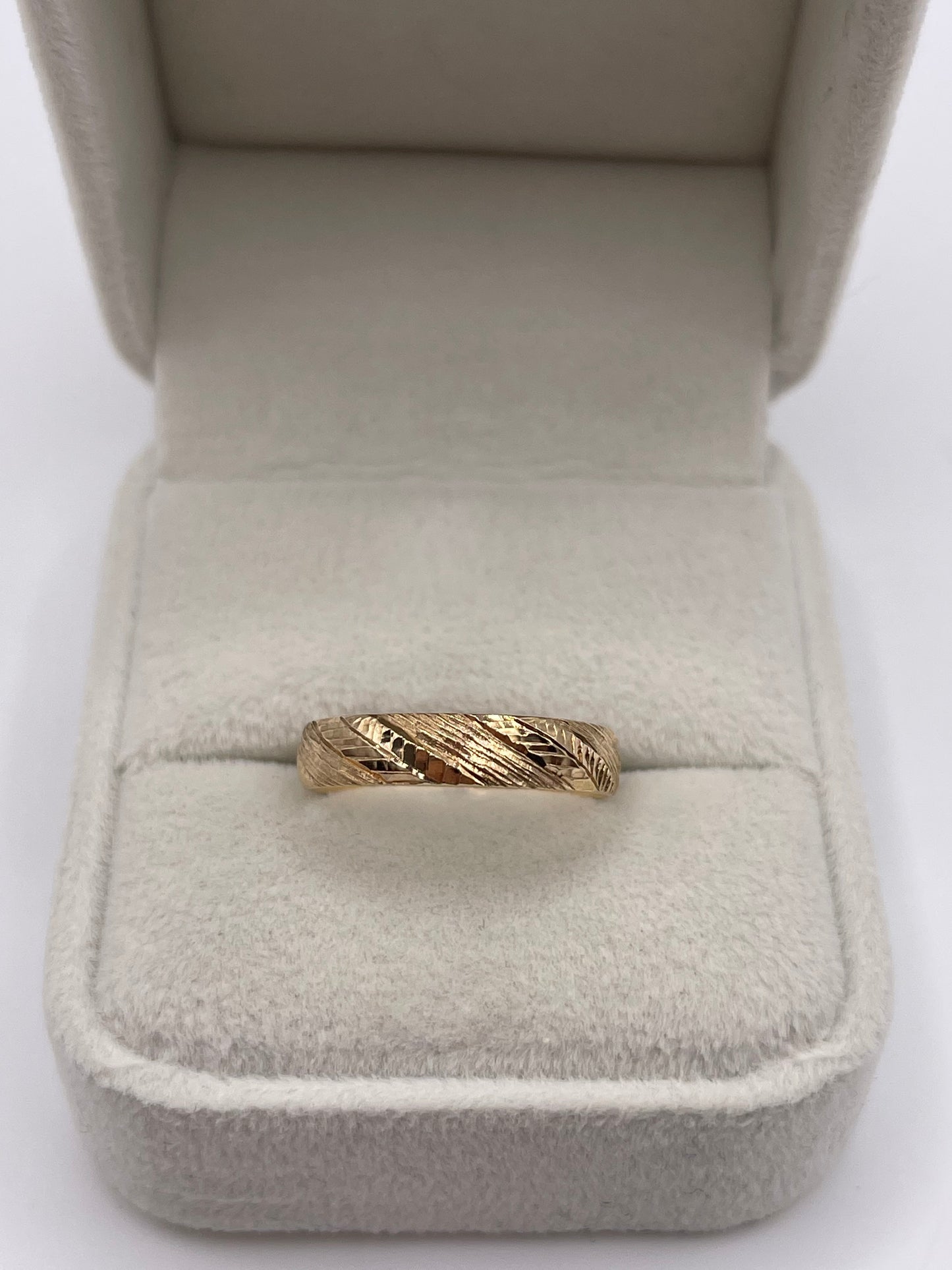 9ct gold patterned band