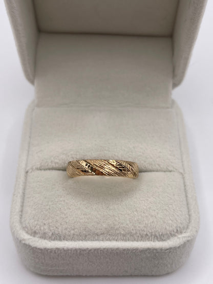 9ct gold patterned band
