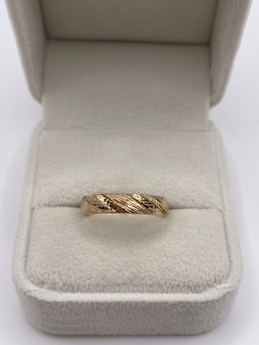 9ct gold patterned band
