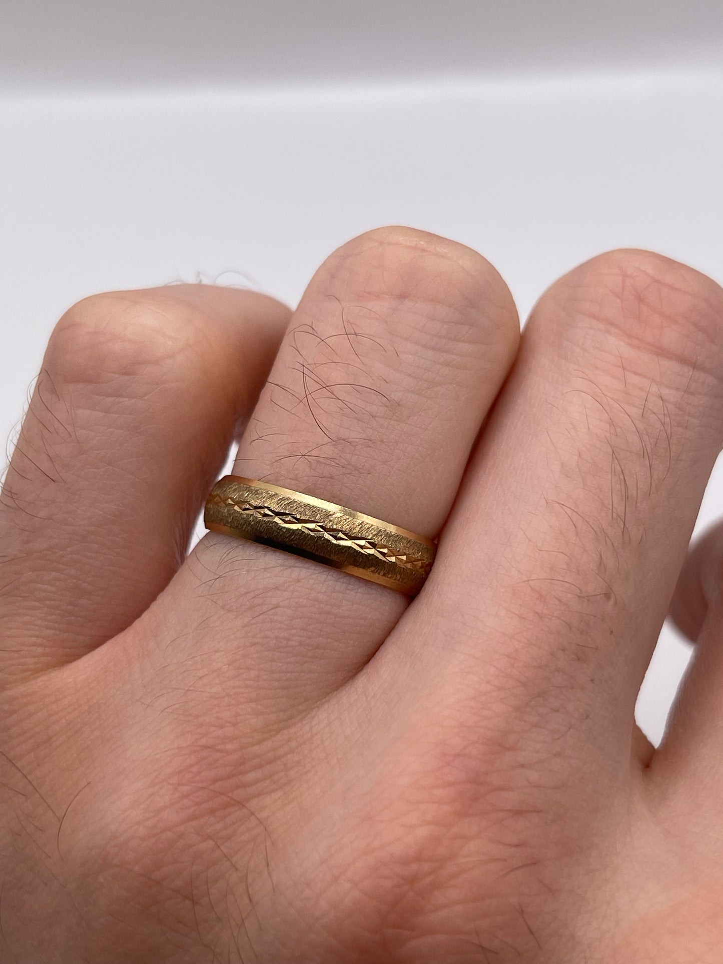 9ct gold patterned band
