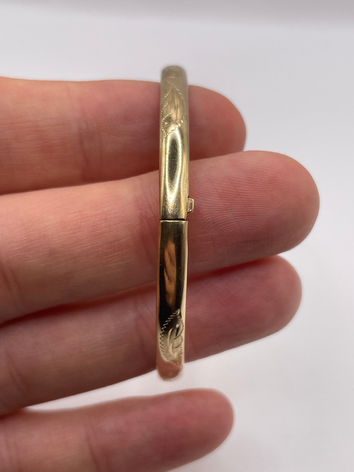 9ct gold bangle