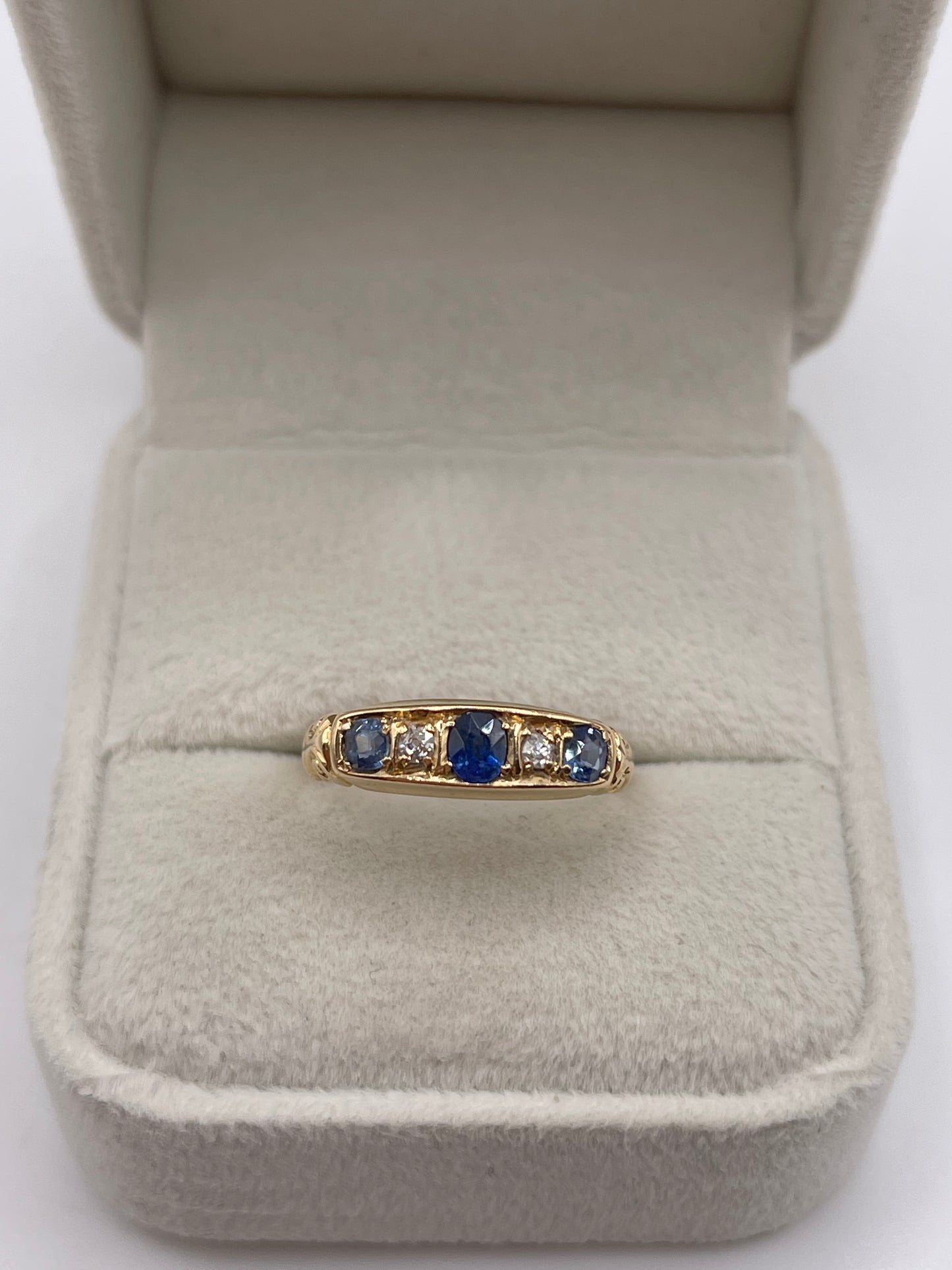 Antique 18ct gold sapphire and diamond ring