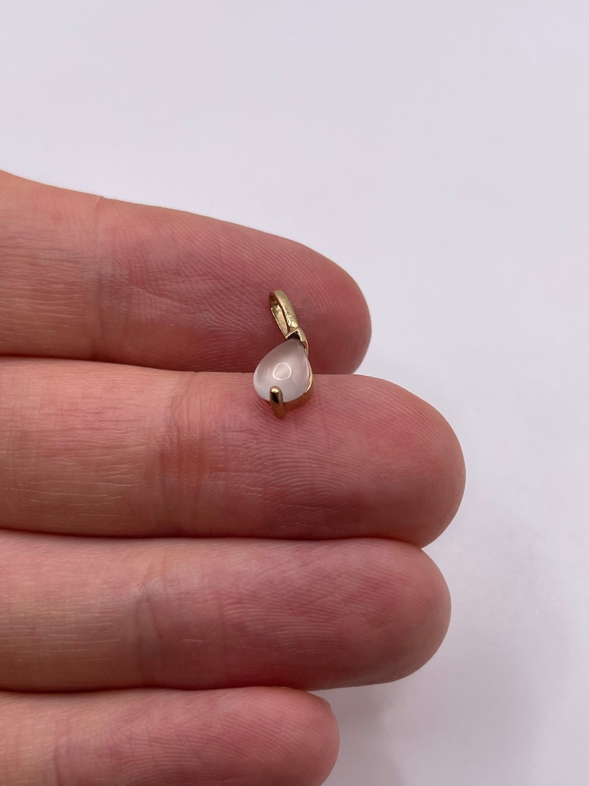 9ct gold moonstone pendant