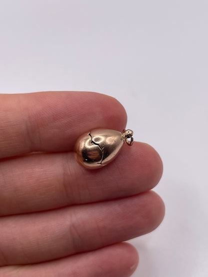 9ct gold chic in egg charm