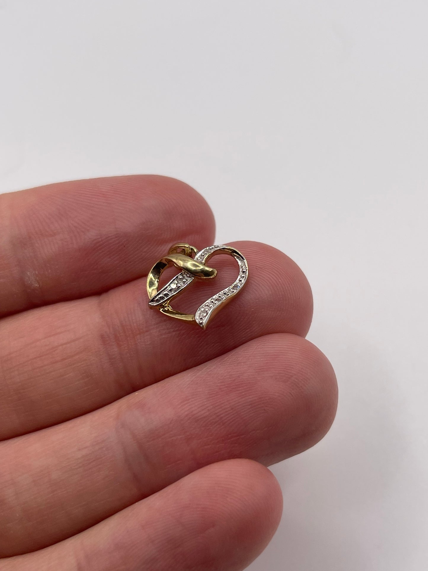 9ct gold diamond heart pendant