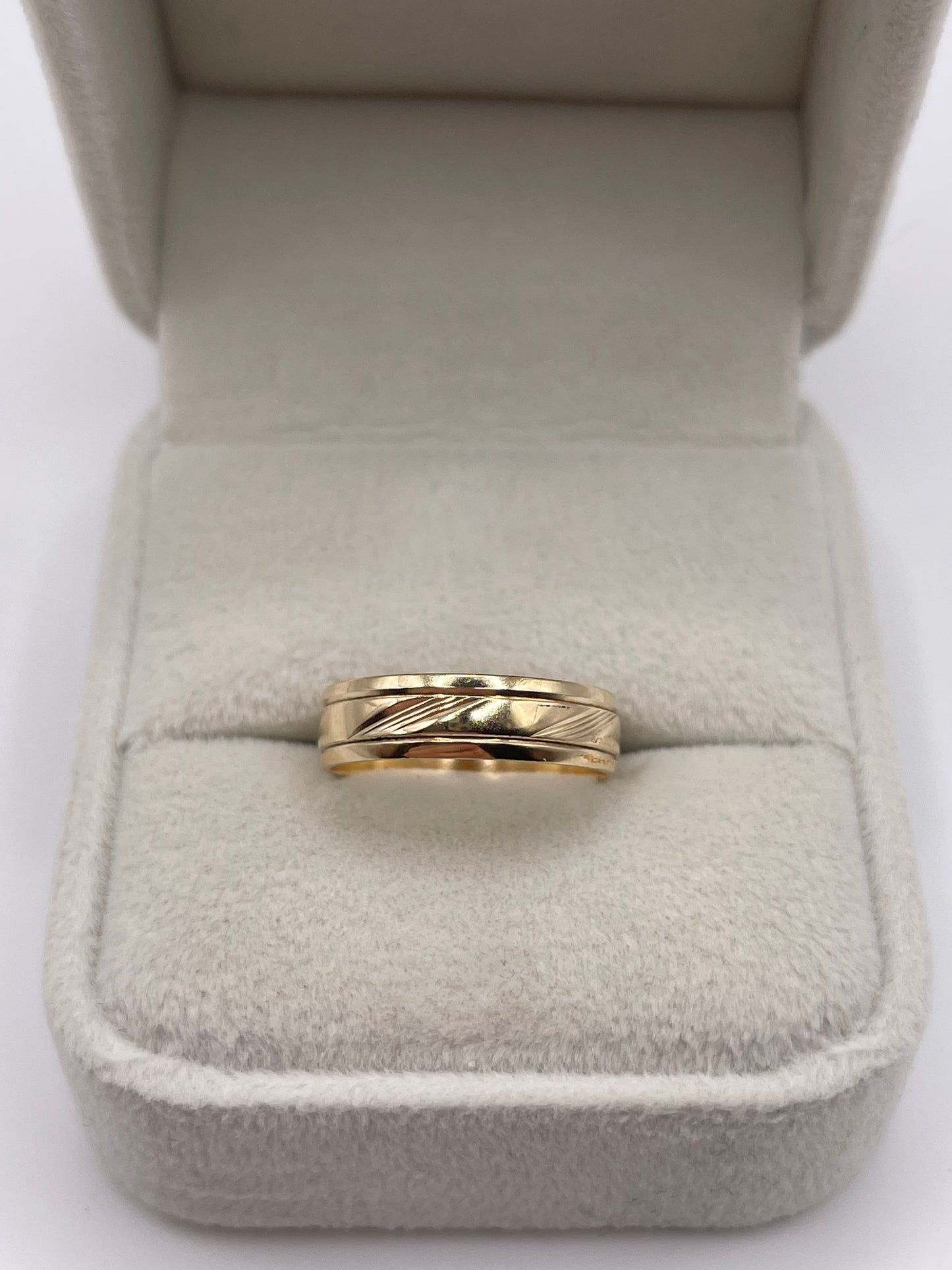 9ct gold patterned band