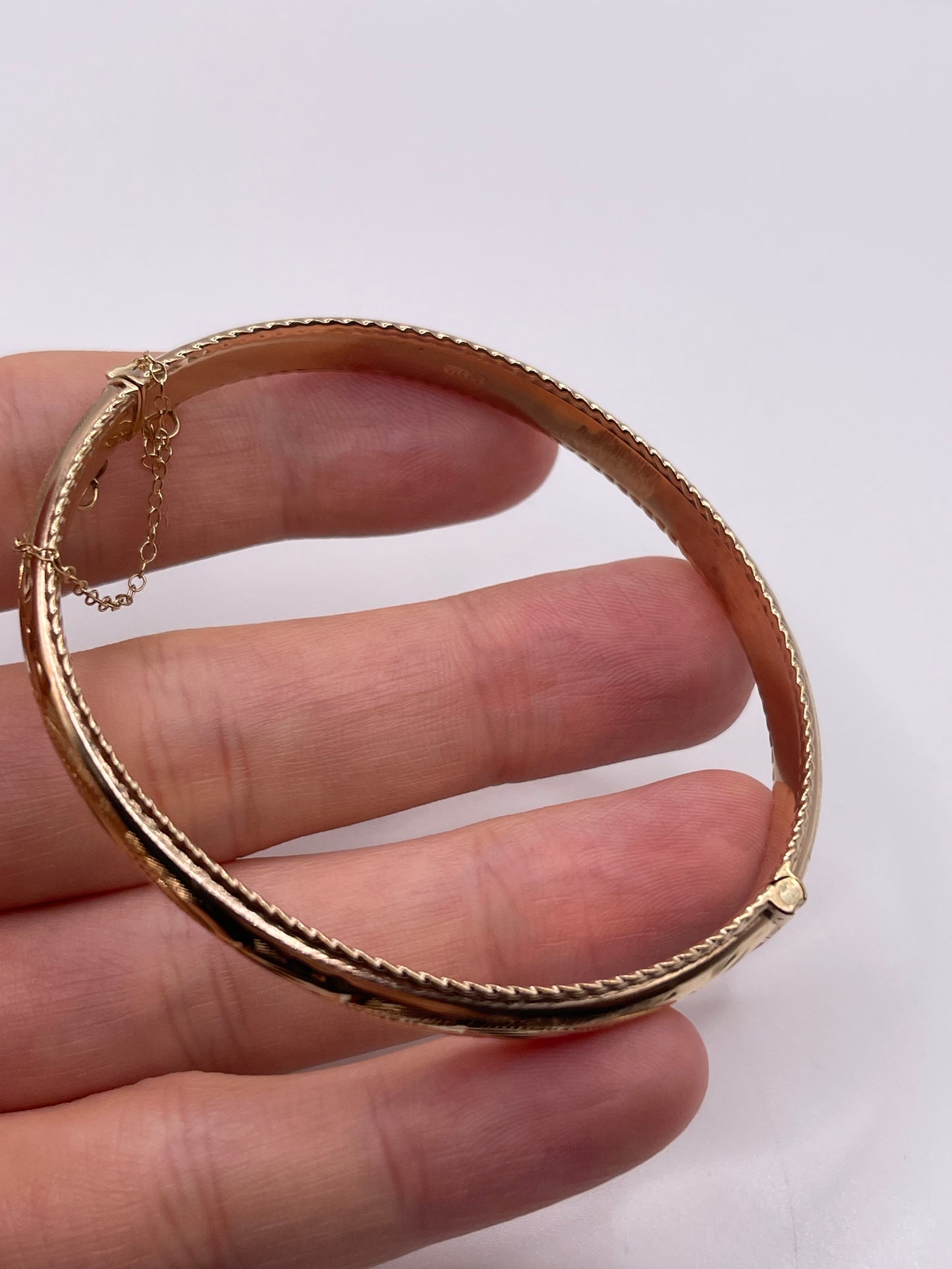 9ct gold bangle