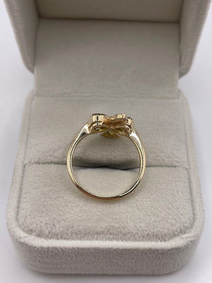 9ct gold peridot clover ring