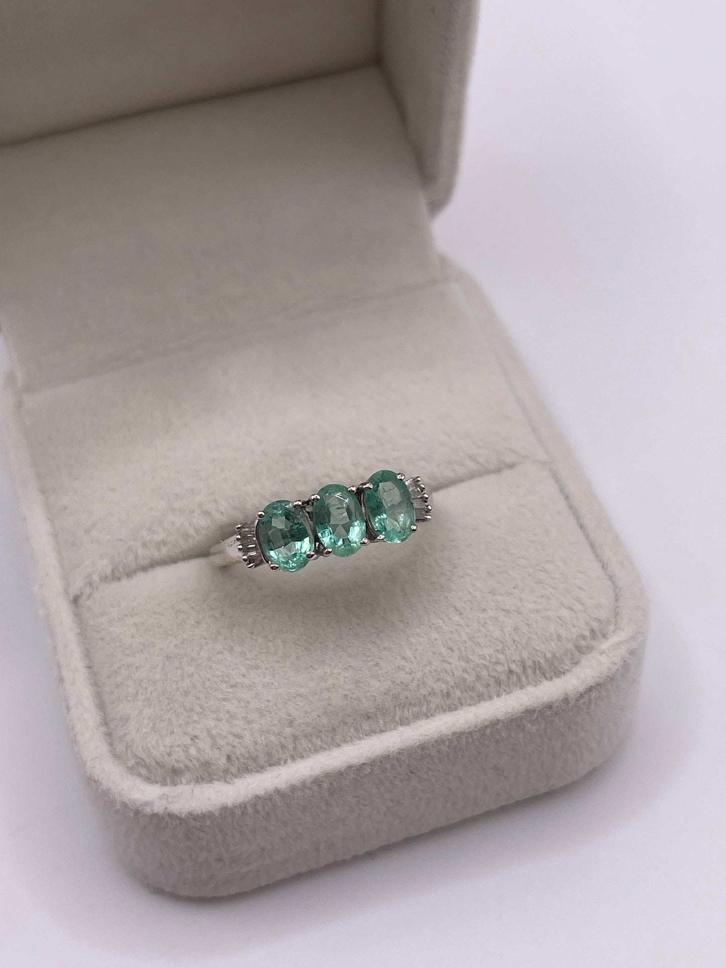 9ct white gold emerald and diamond ring