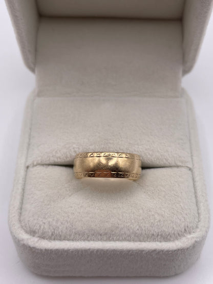 9ct gold patterned band