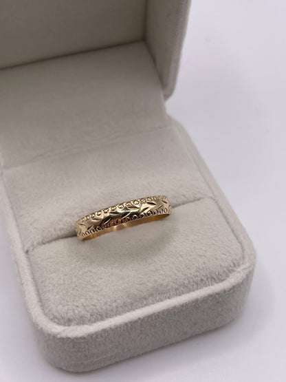 9ct gold patterned band