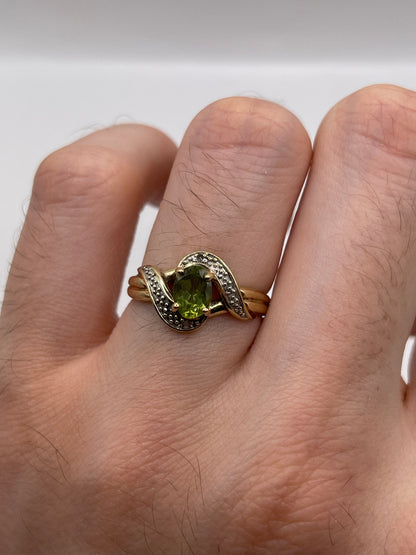9ct gold peridot and diamond ring