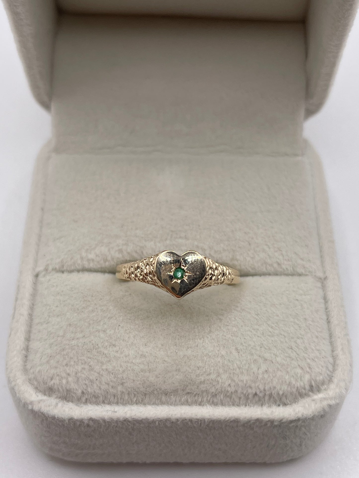 9ct gold emerald heart ring
