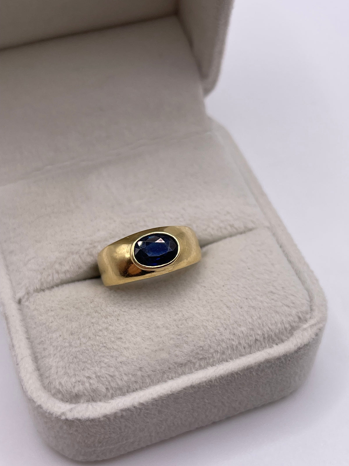 18ct gold sapphire ring