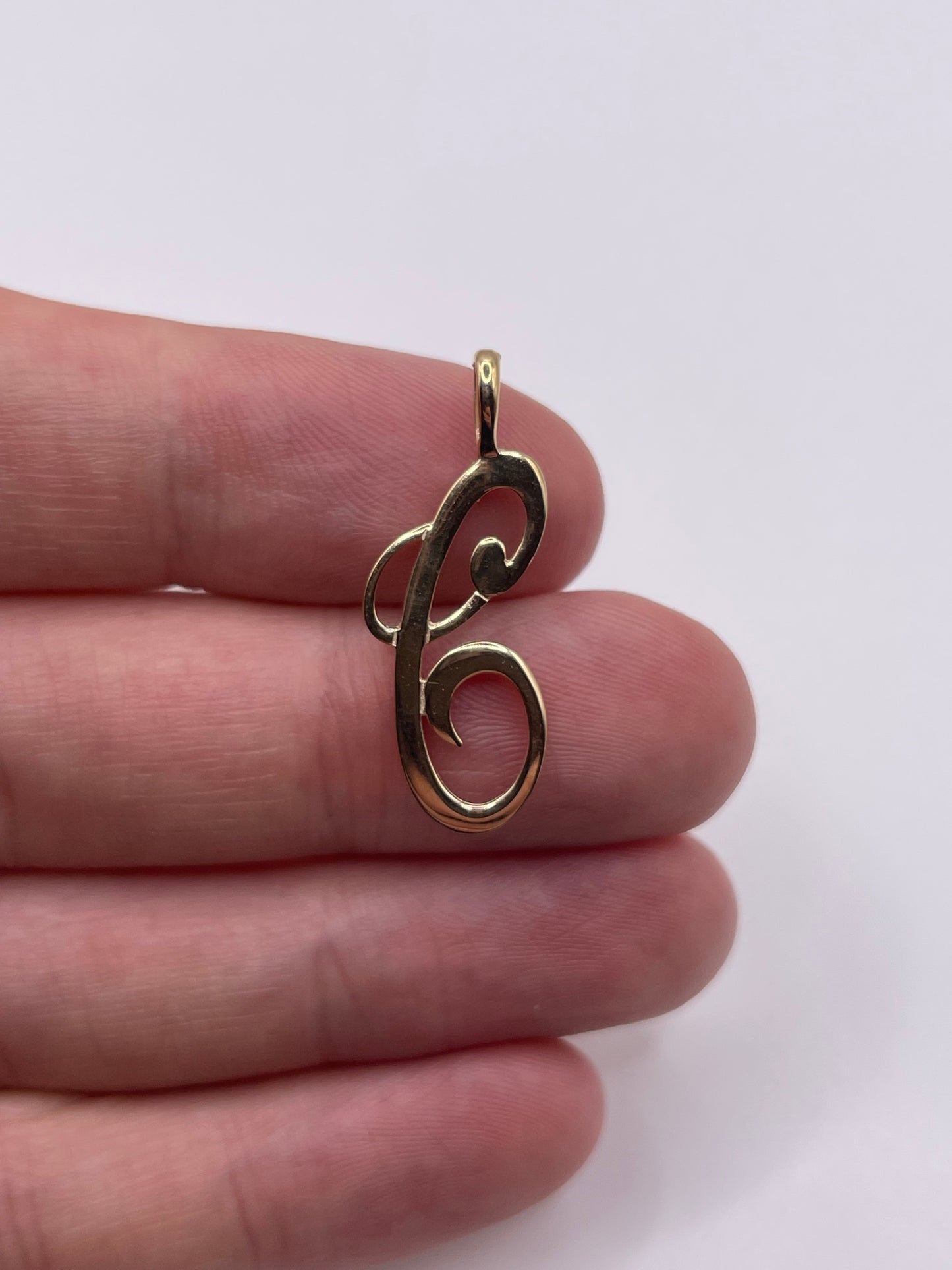 9ct gold initial C pendant