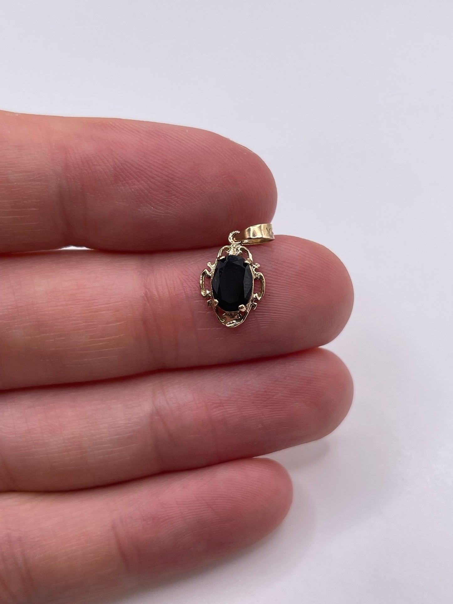 9ct gold sapphire pendant