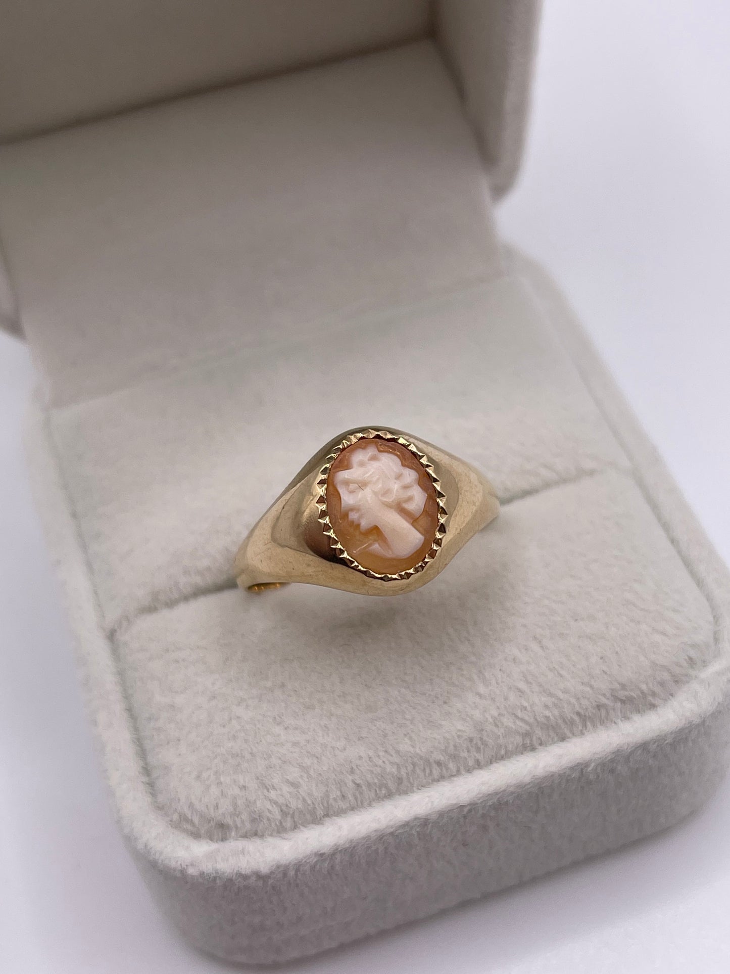 9ct gold cameo ring