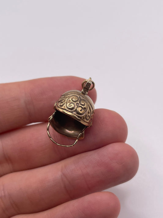 9ct gold knight helmet pendant