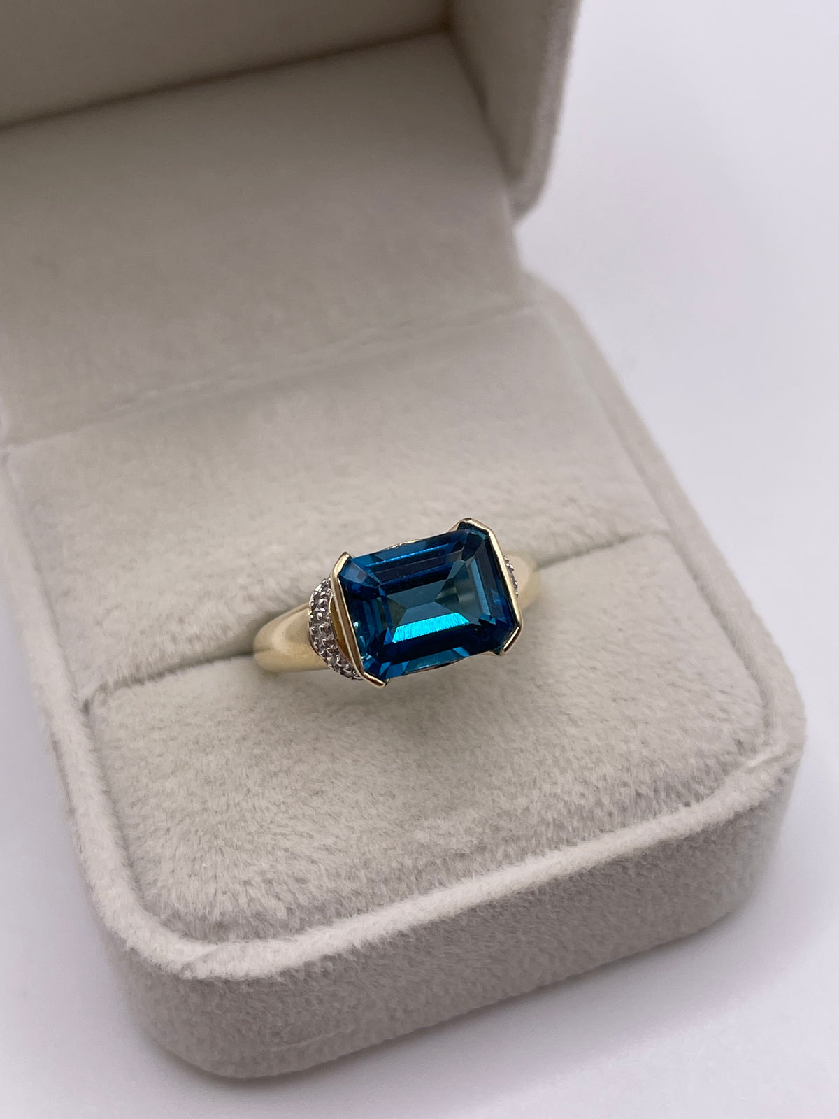 9ct gold topaz and diamond ring