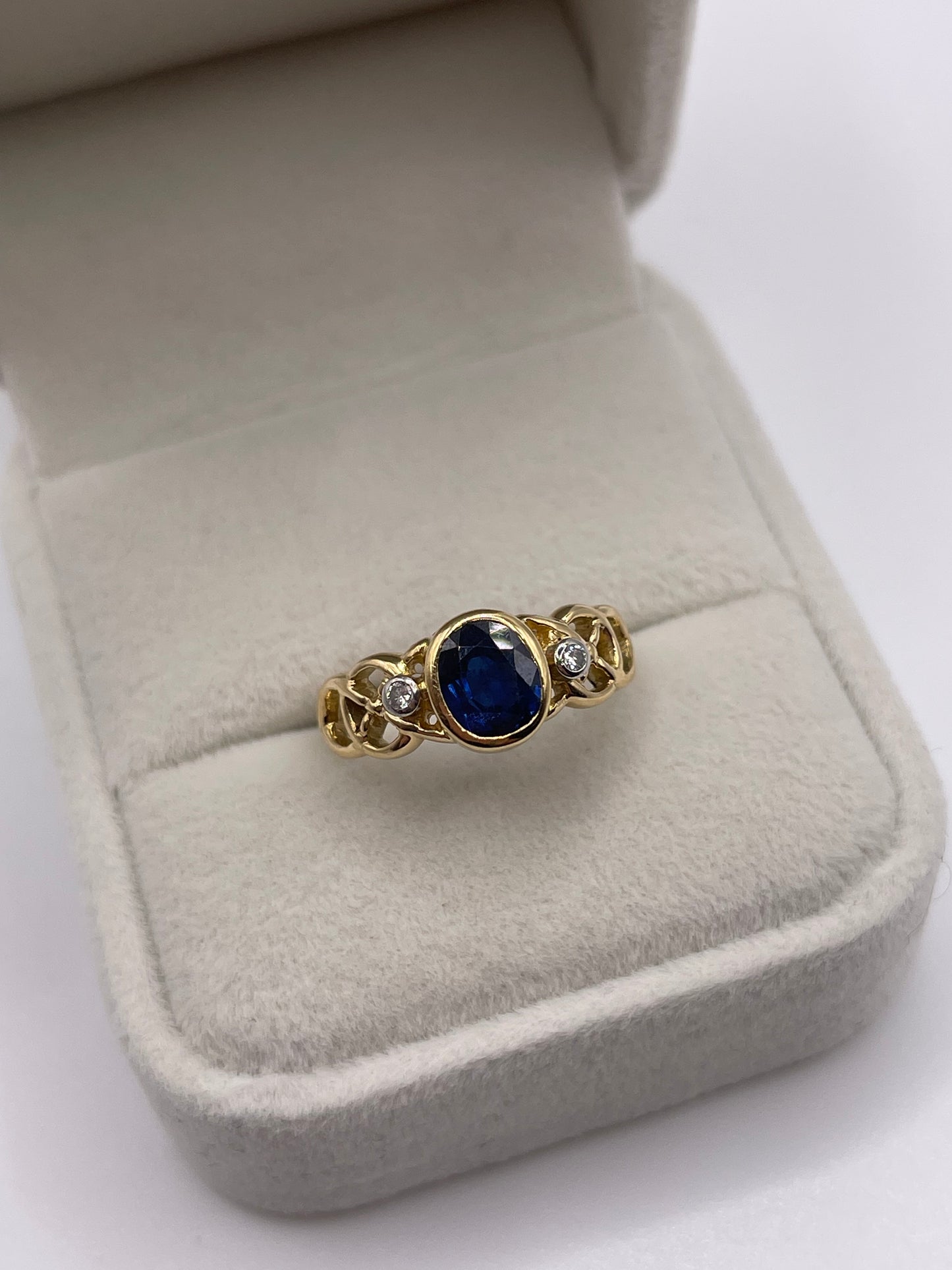 18ct gold sapphire and diamond ring