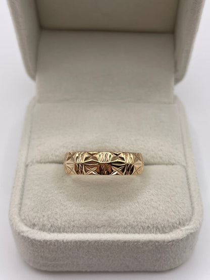 9ct gold patterned band