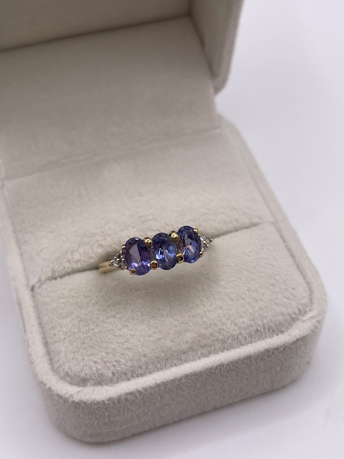 9ct gold tanzanite and diamond ring