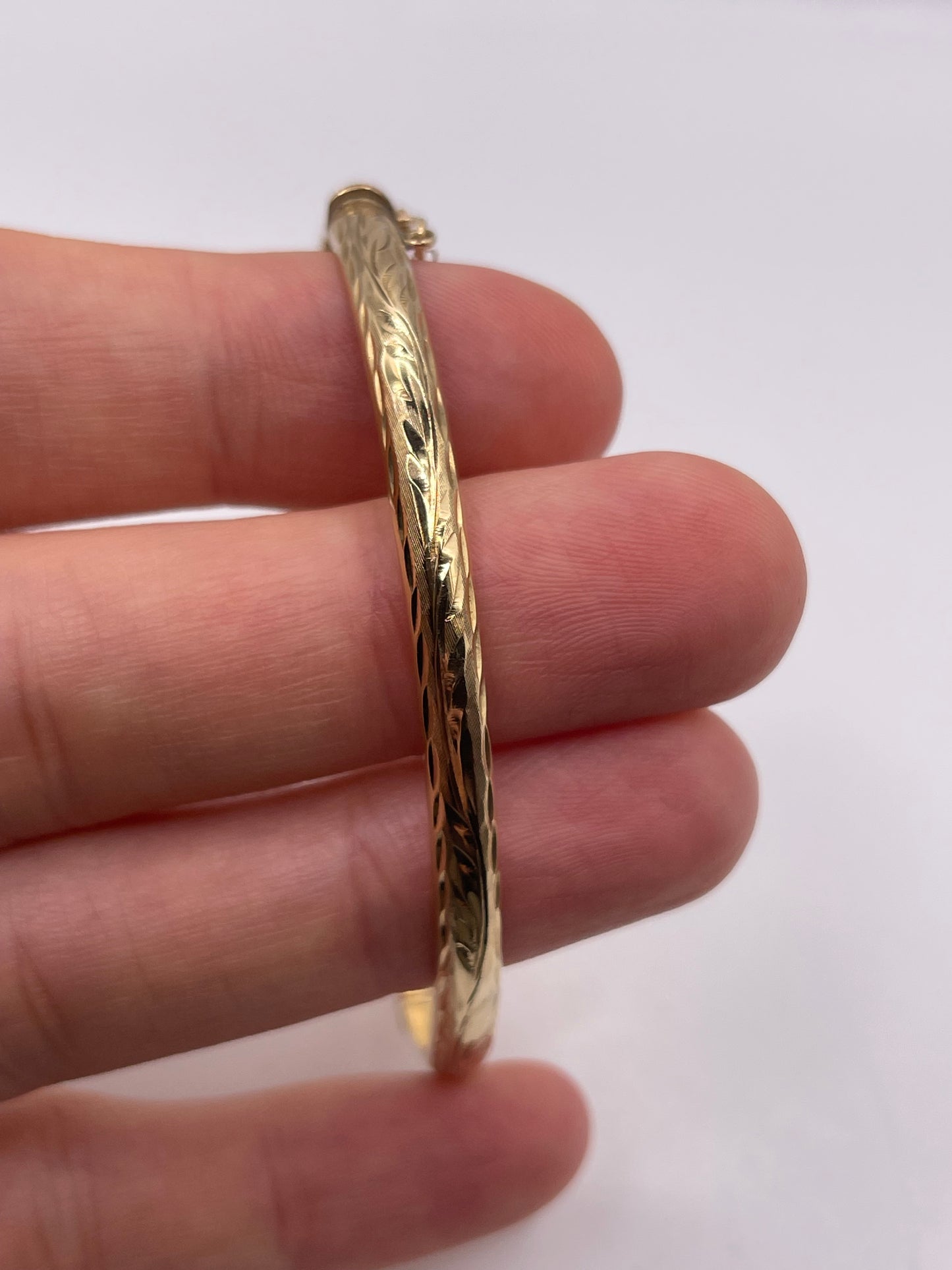 9ct gold bangle