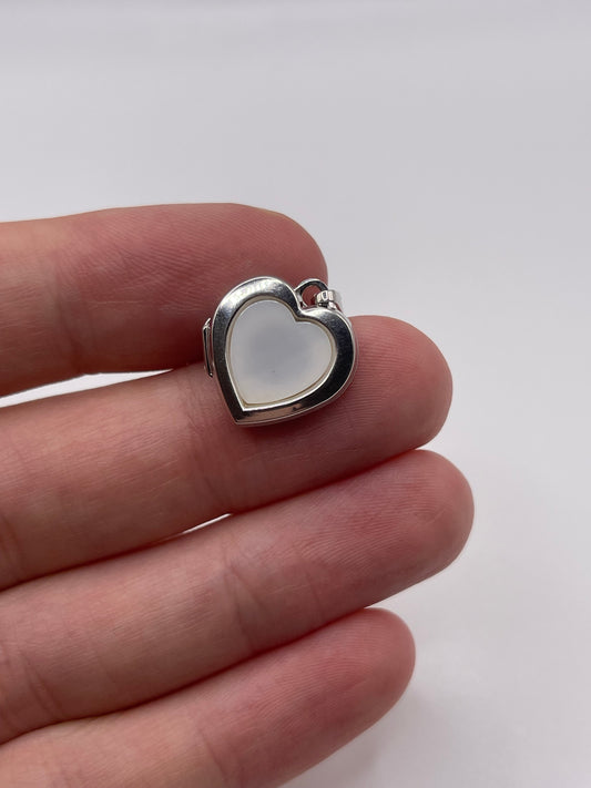 9ct white gold mother of pearl heart locket