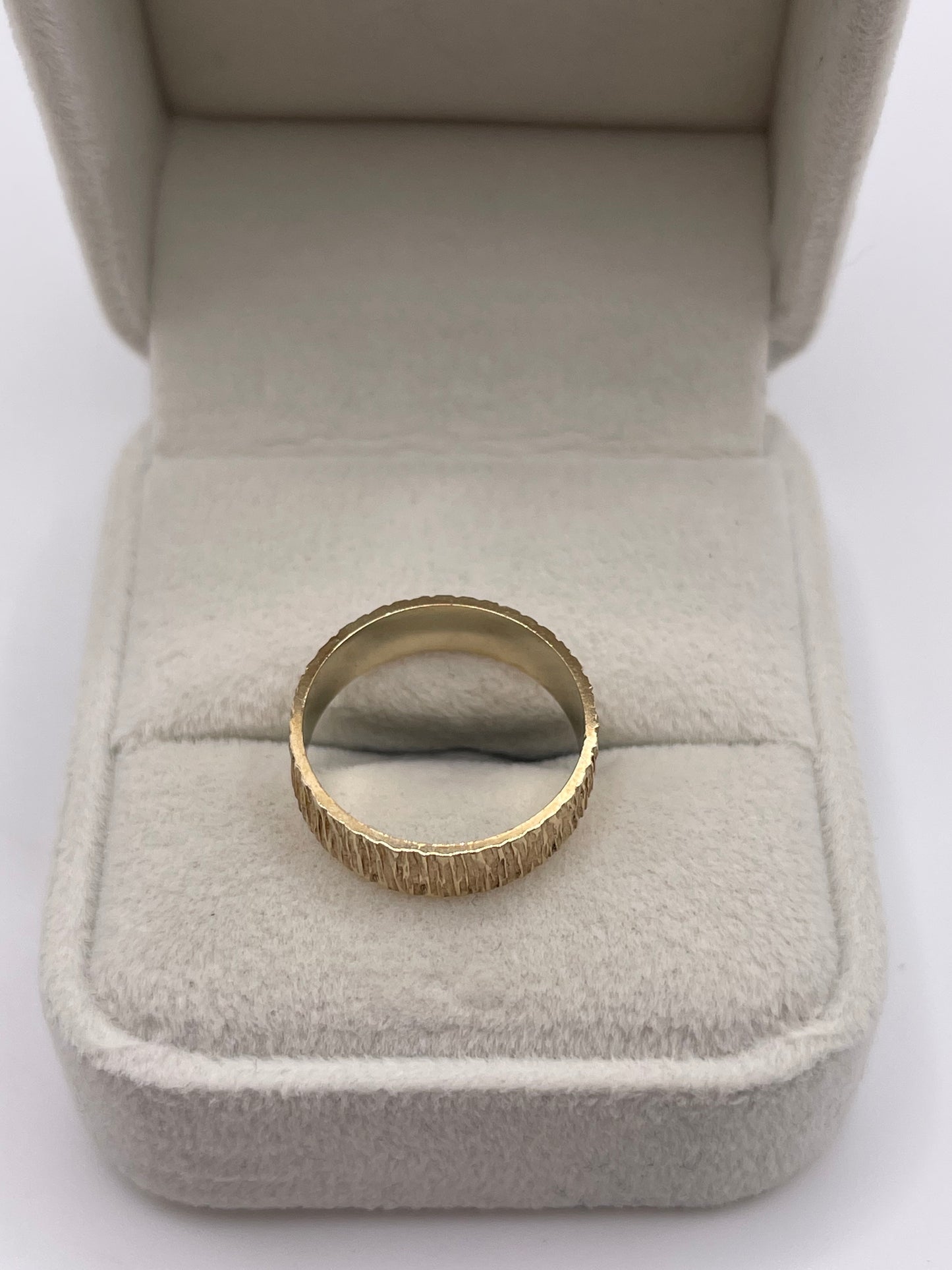 9ct gold patterned band