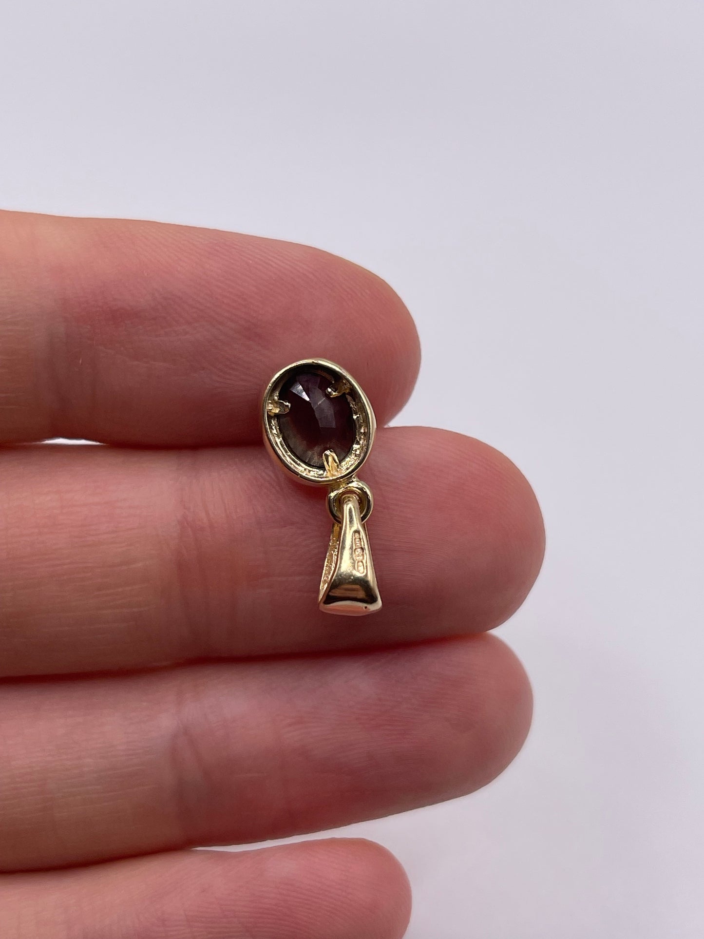9ct gold garnet pendant
