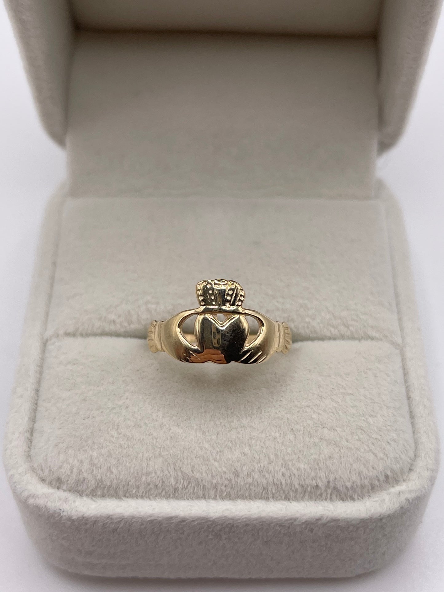 9ct gold claddagh ring