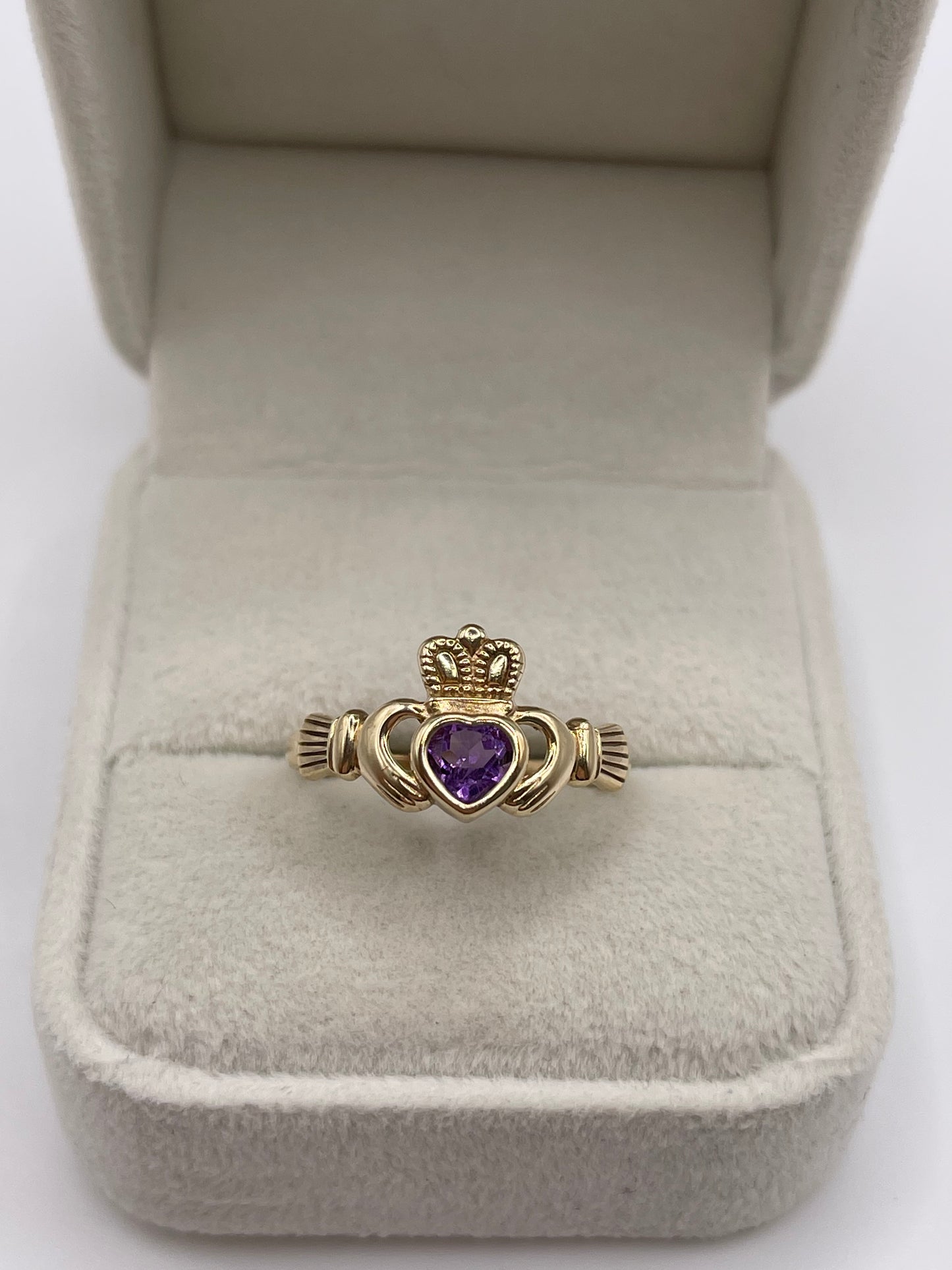 9ct gold amethyst claddagh ring