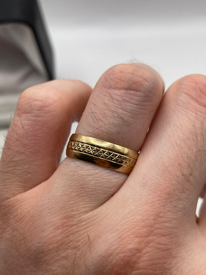 9ct gold engraved band