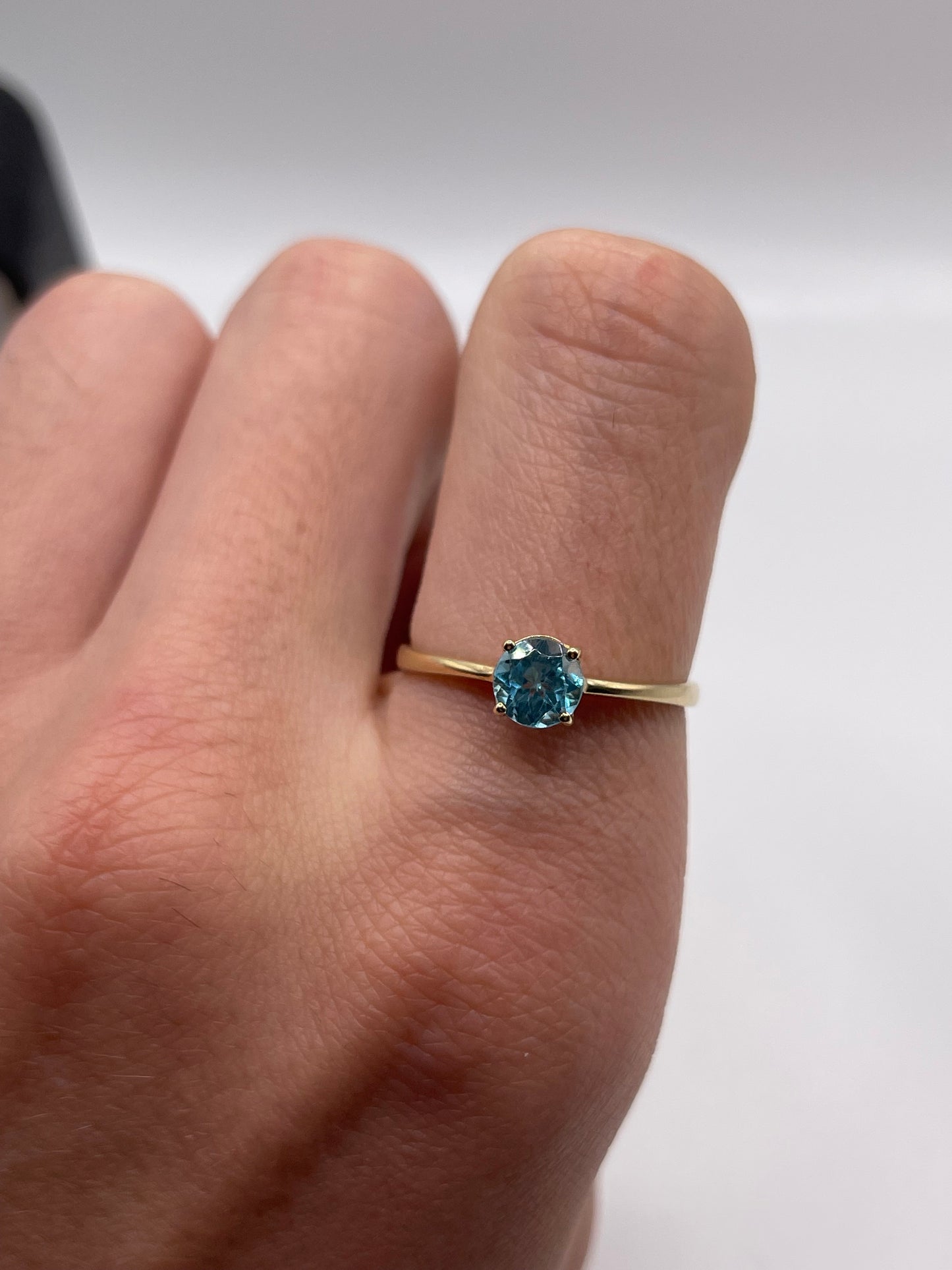 9ct gold blue topaz ring