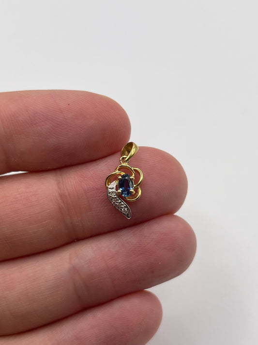 18ct gold sapphire and diamond pendant