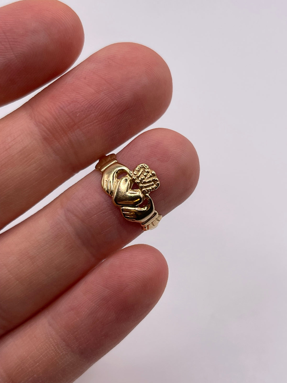 9ct gold claddagh ring