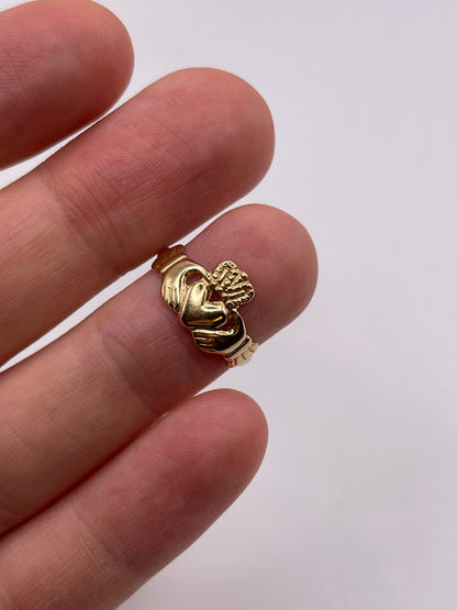 9ct gold claddagh ring