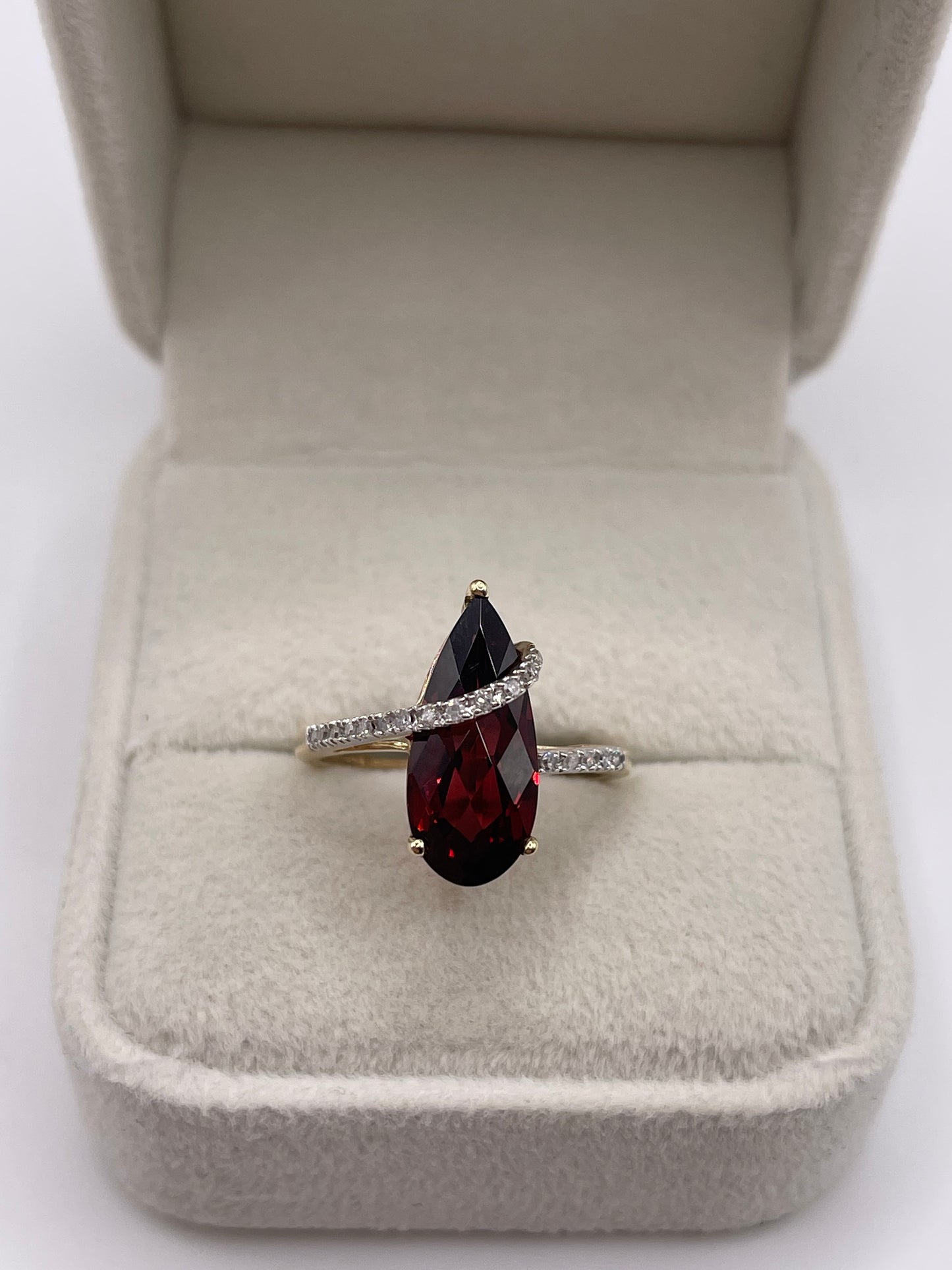 9ct gold garnet and diamond ring