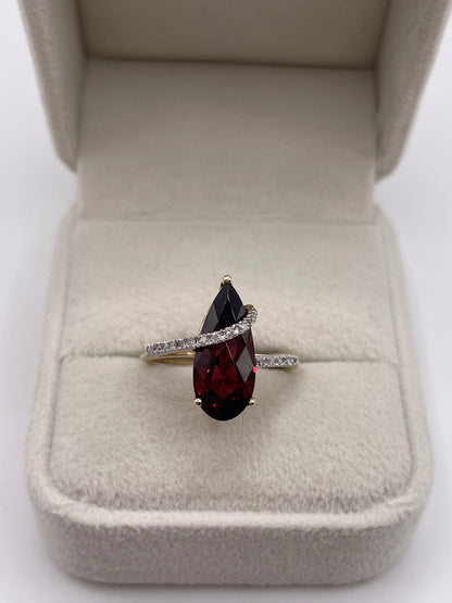 9ct gold garnet and diamond ring