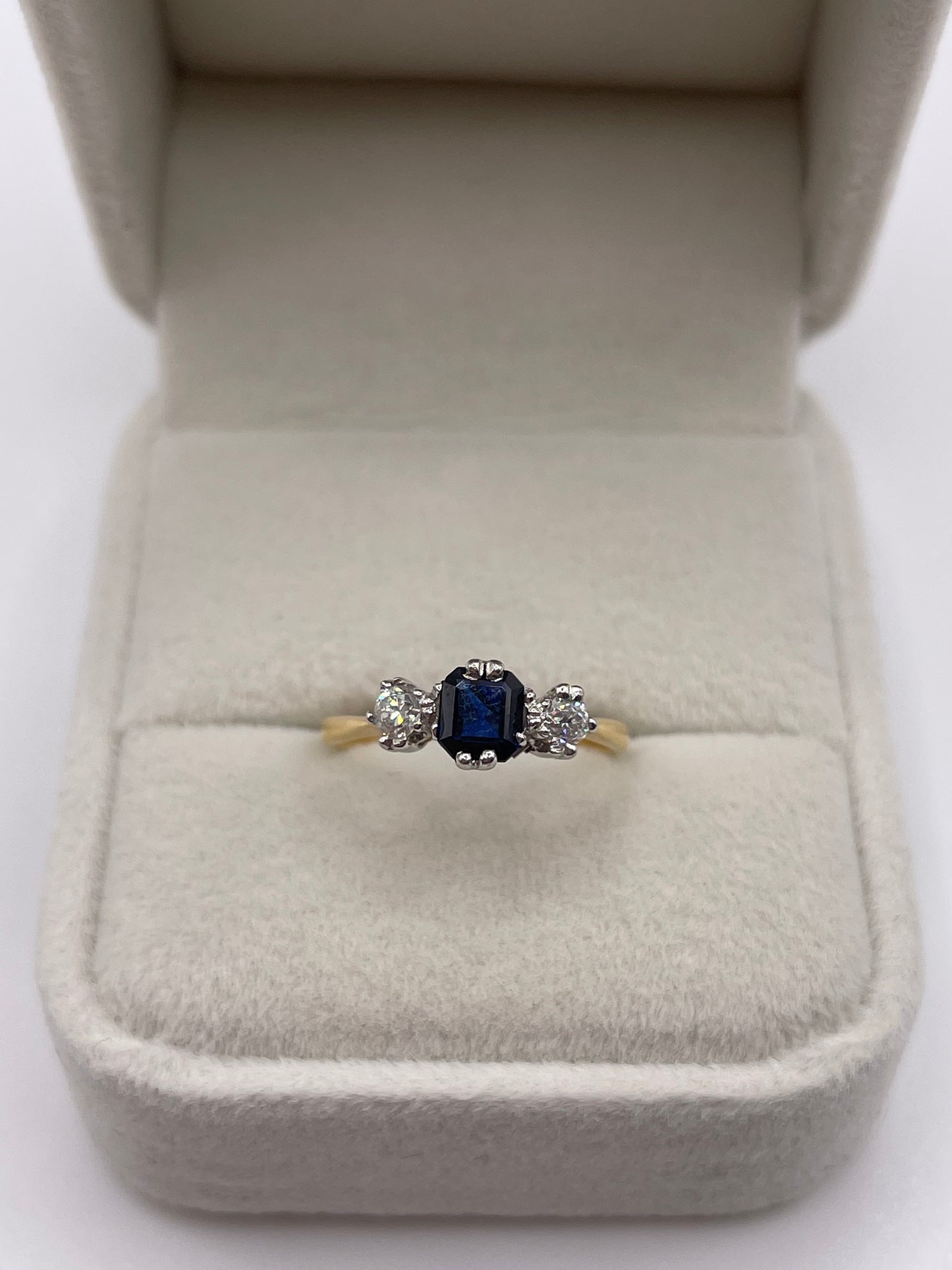 18ct gold sapphire and diamond ring