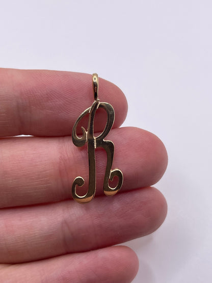 9ct gold initial R pendant