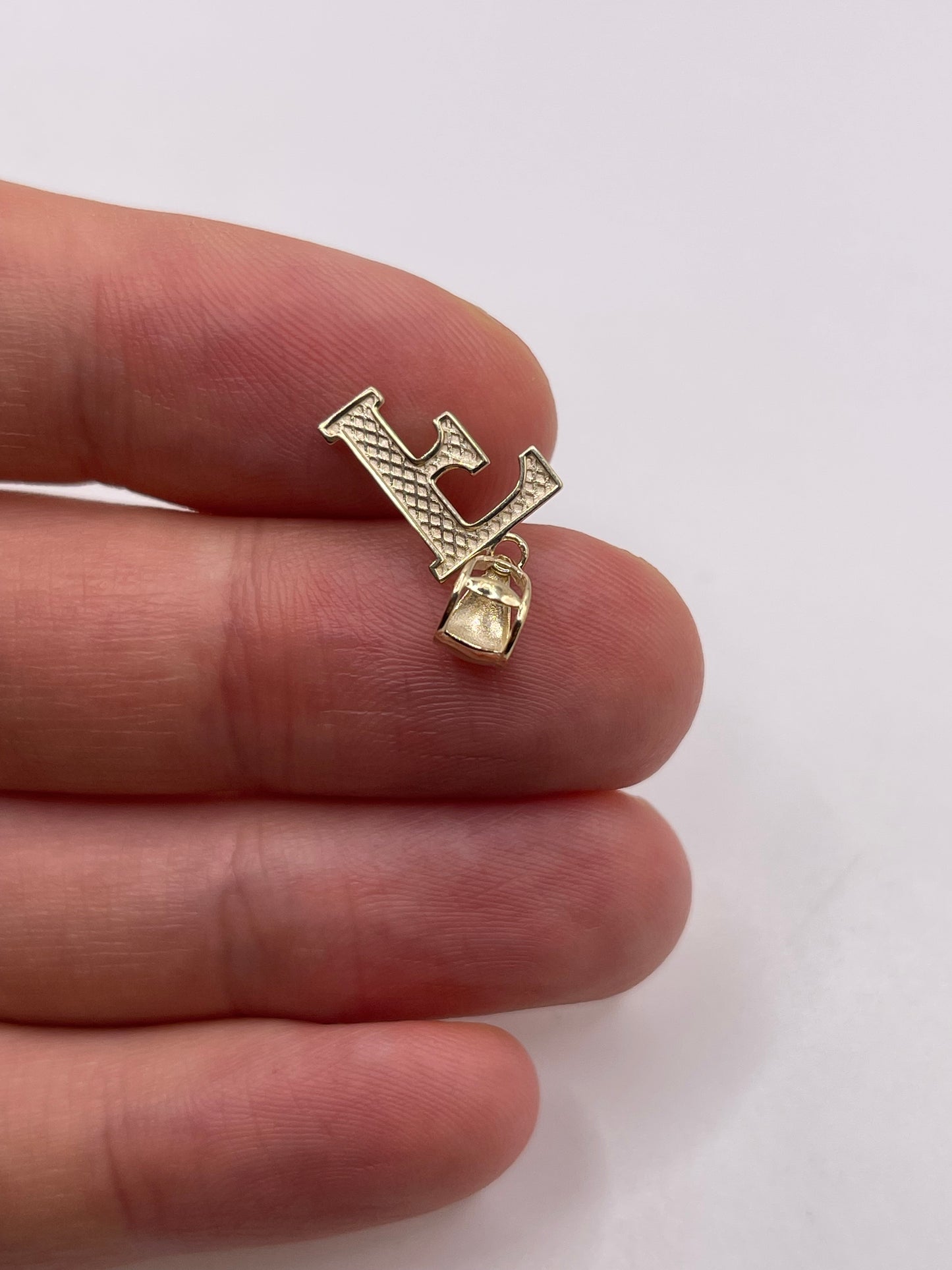 9ct gold initial F pendant