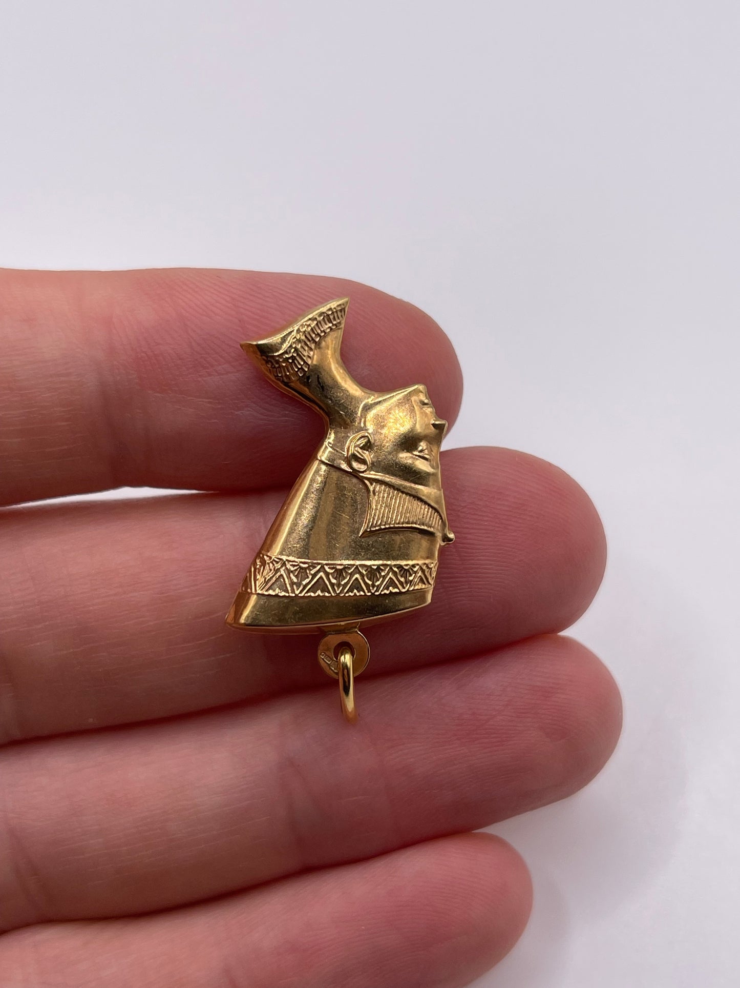 9ct gold queen Nefertiti pendant