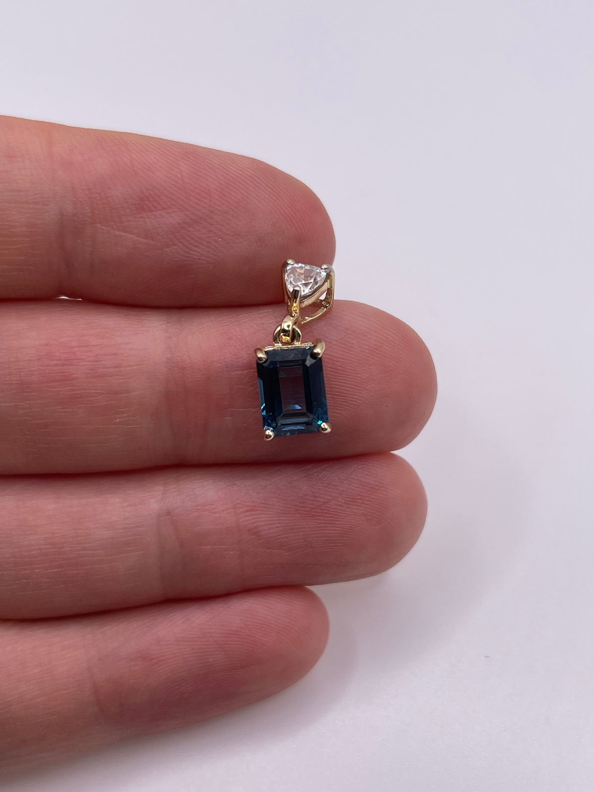 9ct gold topaz pendant
