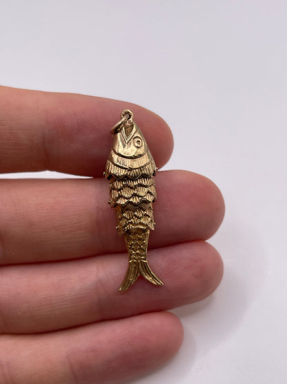 9ct gold articulated fish pendant