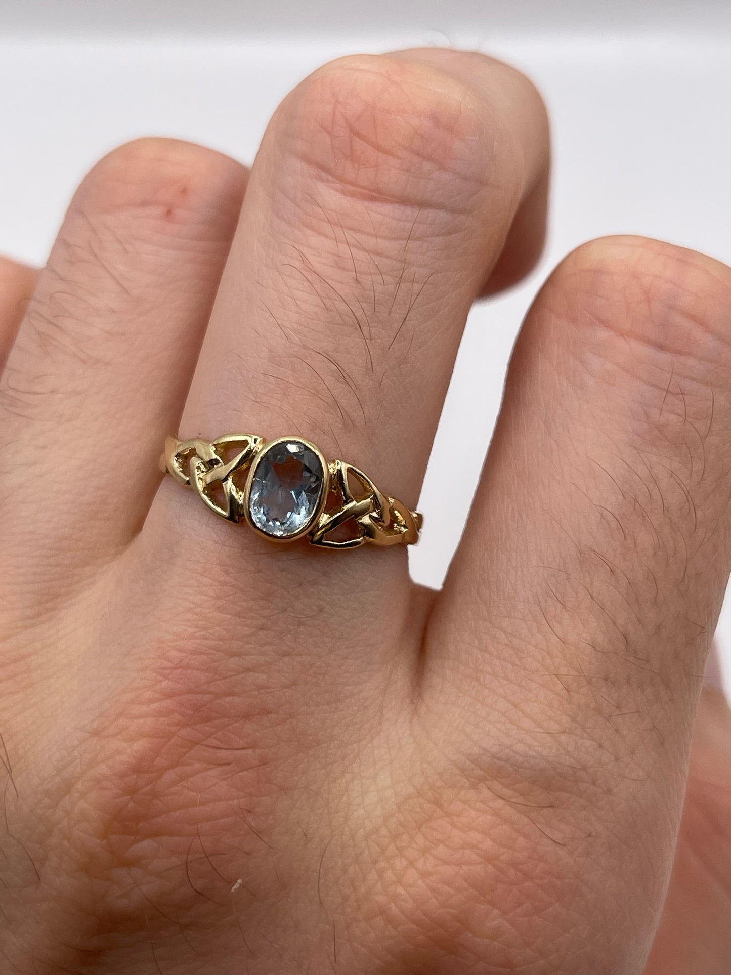 9ct gold aquamarine ring