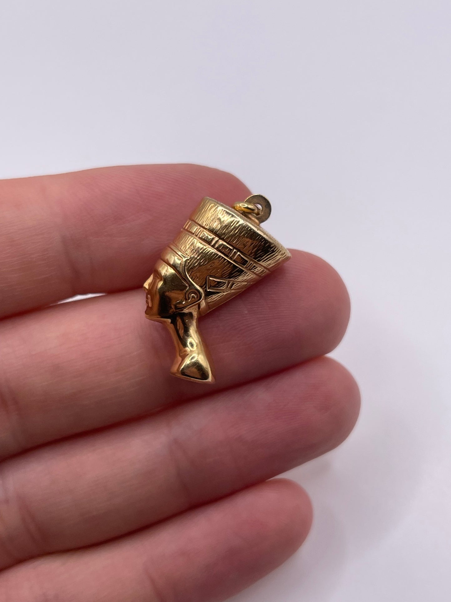 9ct gold nefertiti pendant