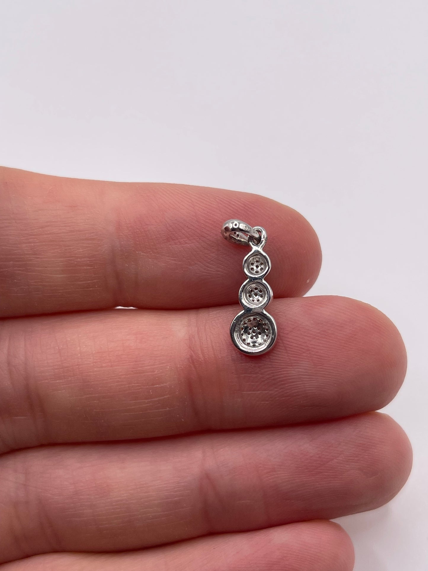 9ct white gold diamond cluster pendant
