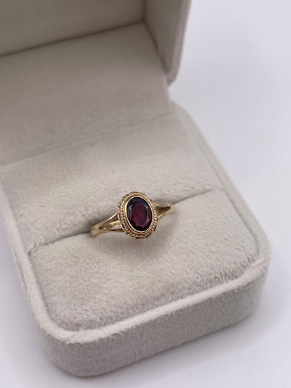 9ct gold garnet ring