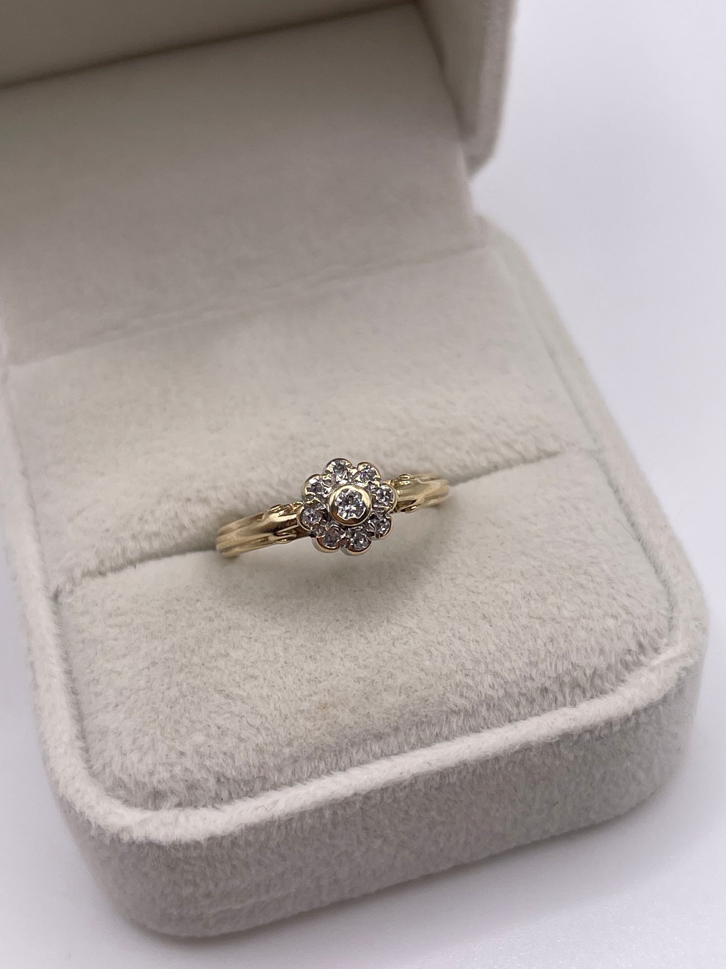 9ct gold diamond cluster ring